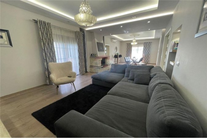 Jepet me qira, godine e pershtatshme per Hotel, prane Rruges se Dibres (5000 Euro/muaj) !