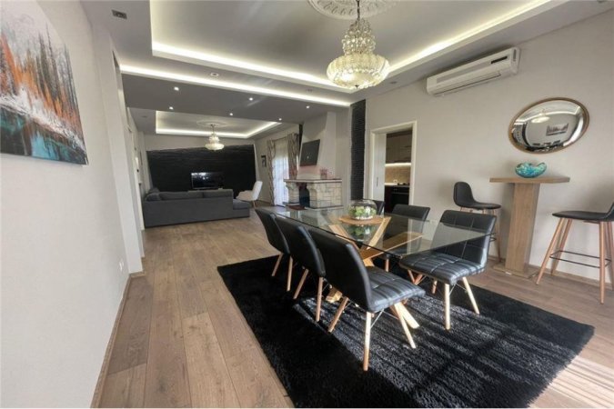 Jepet me qira, godine e pershtatshme per Hotel, prane Rruges se Dibres (5000 Euro/muaj) !