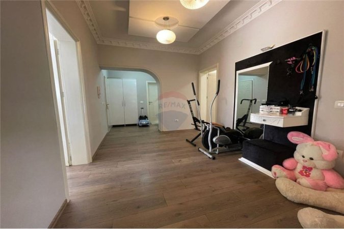 Jepet me qira, godine e pershtatshme per Hotel, prane Rruges se Dibres (5000 Euro/muaj) !