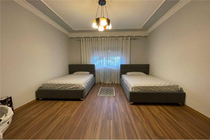 Jepet me qira, godine e pershtatshme per Hotel, prane Rruges se Dibres (5000 Euro/muaj) !