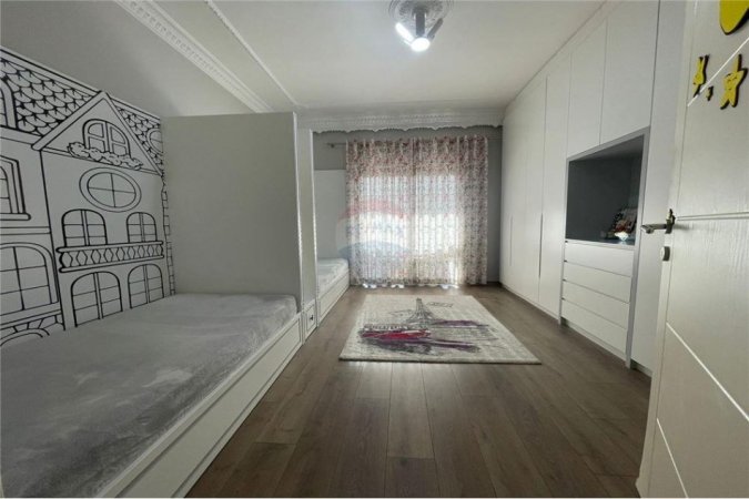 Jepet me qira, godine e pershtatshme per Hotel, prane Rruges se Dibres (5000 Euro/muaj) !