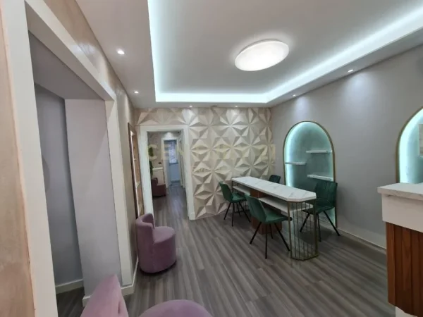 Tirane, jepet me qera ambjent biznesi , 50 m² 600 € (Bulevardi Barjam Curri)