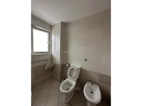 Tirane, jepet me qera apartament 1+1 Kati 7, 72 m² 550 € (Kompleksin Kontakt, Rruga Frosina Plaku.)