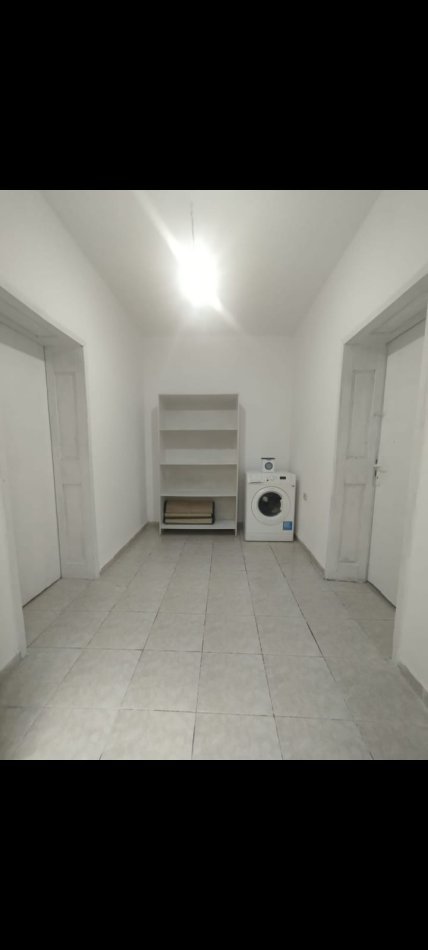 Tirane, jepet me qera shtepi 1+1+Aneks Kati 1, 1 m² 300 € (Rr.Llazi Miho)
