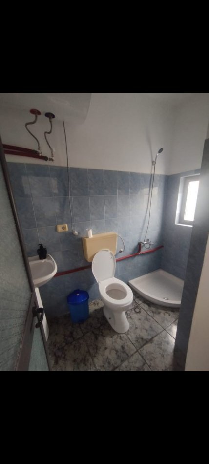 Tirane, jepet me qera shtepi 1+1+Aneks Kati 1, 1 m² 300 € (Rr.Llazi Miho)