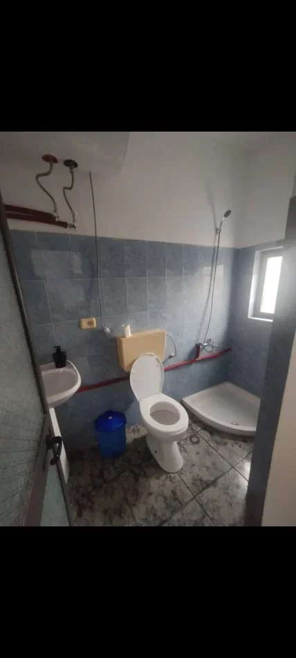Tirane, jepet me qera shtepi 1+1+Aneks Kati 1, 1 m² 300 € (Rr.Llazi Miho)