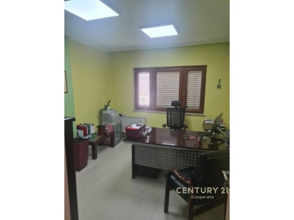 Tirane, shes zyre Kati 3, 165 m² 550.000 € (ish bllok)
