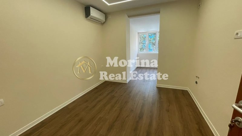 Tirane, jepet me qera ambjent biznesi Kati 2, 30 m² 500 € (Blloku)