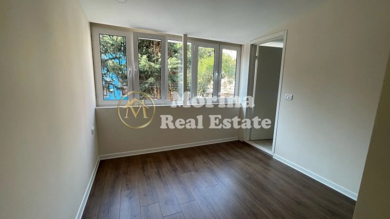 Tirane, jepet me qera ambjent biznesi Kati 2, 30 m² 500 € (Blloku)