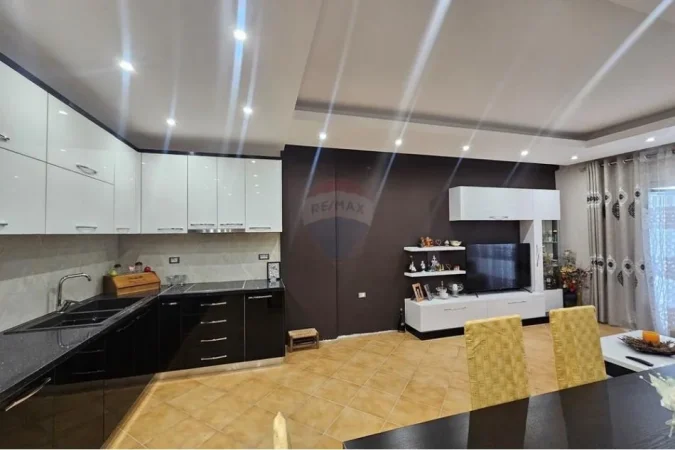 Tirane, shitet apartament 2+1+Ballkon Kati 2, 106 m² 