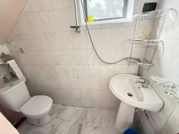 Tirane, jepet me qera apartament 1+1 Kati 1, 65 m² 350 € (rruga vllazen huta)
