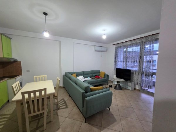 Tirane, jepet me qera apartament 1+1+Ballkon Kati 3, 65 m² 400 € (Kodra e Diellit)