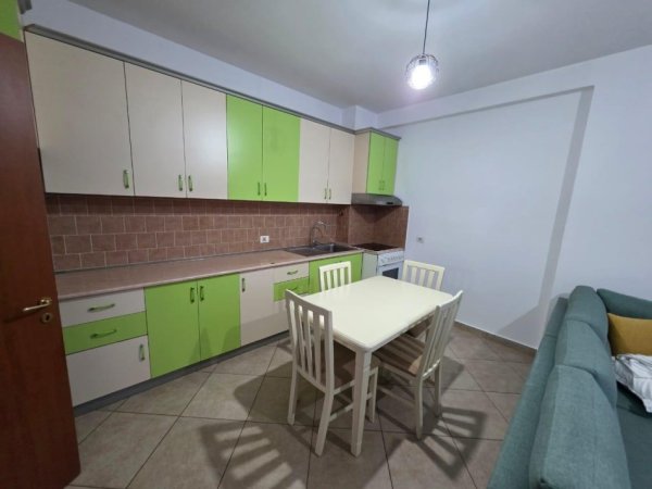 Tirane, jepet me qera apartament 1+1+Ballkon Kati 3, 65 m² 400 € (Kodra e Diellit)