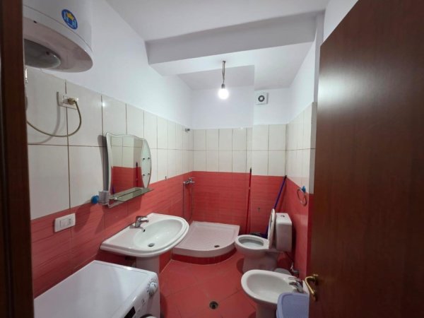 Tirane, jepet me qera apartament 1+1+Ballkon Kati 3, 65 m² 400 € (Kodra e Diellit)