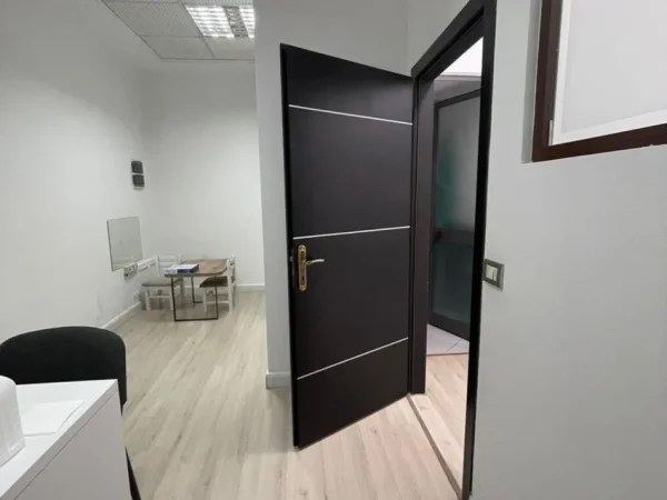 Tirane, shitet ambjent biznesi Kati 0, 32 m² 95.000 € (PRANE RRUGES XHEMAL TAFAJ ,SELVI")