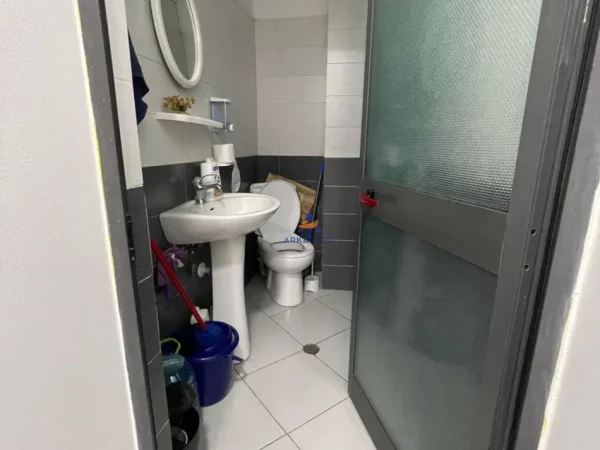 Tirane, shitet ambjent biznesi Kati 0, 32 m² 95.000 € (PRANE RRUGES XHEMAL TAFAJ ,SELVI")