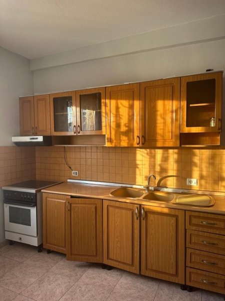 Tirane, jepet me qera apartament 1+1 Kati 2, 70 m² 280 € (yzberisht)