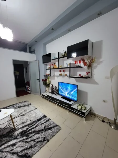Tirane, jepet me qera apartament 2+1+Ballkon Kati 1, 80 m² 500 € (Astir)