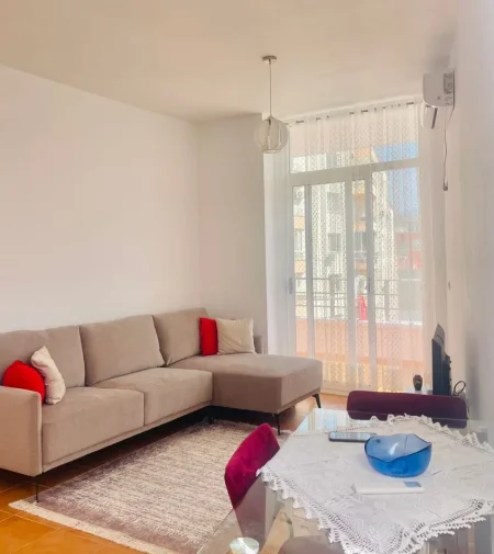 Tirane, jepet me qera apartament 1+1 Kati 4, 70 m² 450 € (astir)