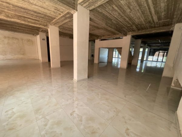 Tirane, jepet me qera dyqan Kati 0, 1.000 m² 150 € (Komuna e Parisit)