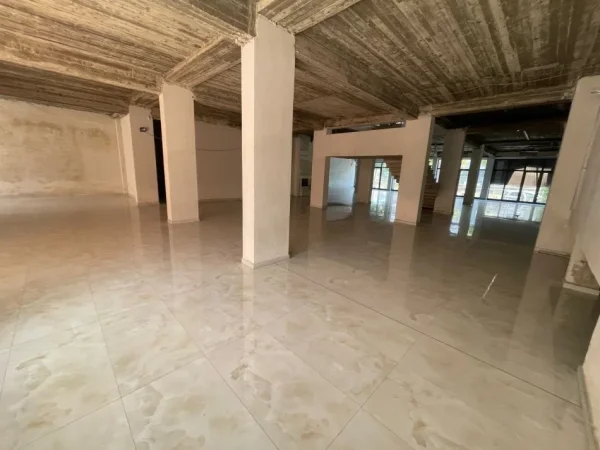 Tirane, jepet me qera dyqan Kati 0, 1.000 m² 150 € (Komuna e Parisit)
