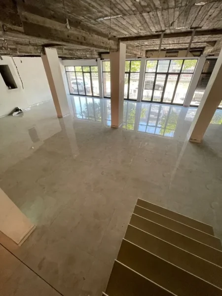 Tirane, jepet me qera dyqan Kati 0, 1.000 m² 150 € (Komuna e Parisit)