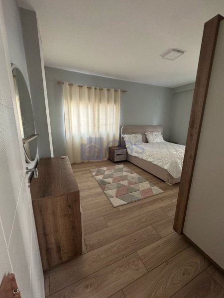 Tirane, jepet me qera apartament 2+1+Aneks+Ballkon Kati 4, 100 m² 400 € (Rruga e Thesarit)