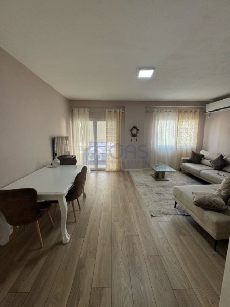 Tirane, jepet me qera apartament 2+1+Aneks+Ballkon Kati 4, 100 m² 400 € (Rruga e Thesarit)