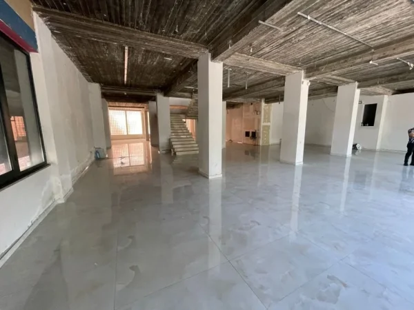 Tirane, jepet me qera magazine Kati 0, 1.000 m² 150 € (Mbikalimi Komunes se Parisit)