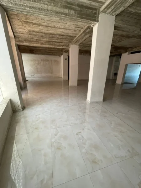 Tirane, jepet me qera magazine Kati 0, 1.000 m² 150 € (Mbikalimi Komunes se Parisit)