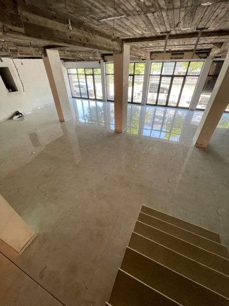 Tirane, jepet me qera magazine Kati 0, 1.000 m² 150 € (Mbikalimi Komunes se Parisit)