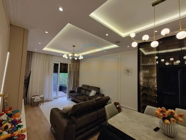 Tirane, shitet apartament 2+1 Kati 1, 330.000 € 