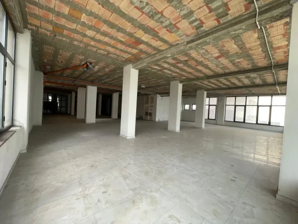 Tirane, jepet me qera dyqan Kati 0, 1.000 m² (Komuna Parisit)