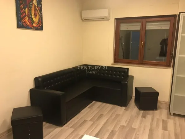 Tirane, jepet me qera zyre Kati 13, 97 m² 900 € (9-katshet)