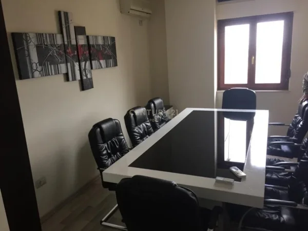 Tirane, jepet me qera zyre Kati 13, 97 m² 900 € (9-katshet)