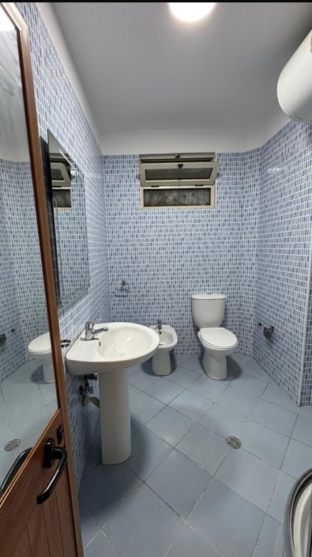 Tirane, jepet me qera apartament 2+1+Ballkon Kati 5, 70 m² 660 € (Rruga Kongresi i Lushnjes)