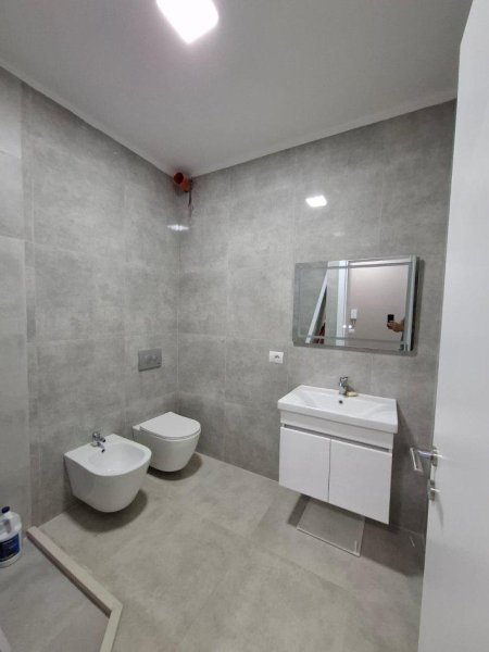 Tirane, jepet me qera apartament 1+1+Ballkon Kati 8, 60 m² 600 € (AMERIKAN 3)
