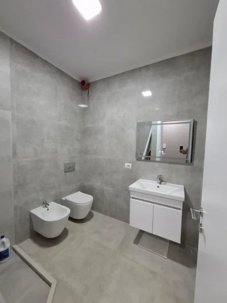 Tirane, jepet me qera apartament 1+1+Ballkon Kati 8, 60 m² 600 € (AMERIKAN 3)