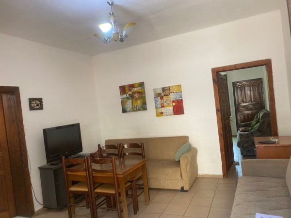 Tirane, jepet me qera shtepi 1+1+Ballkon Kati 0, 65 m² 300 € (ne rrugen Jordan Misja Tirane.)