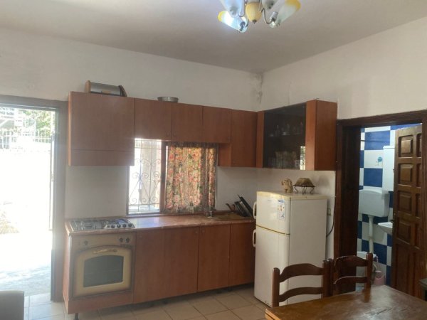 Tirane, jepet me qera shtepi 1+1+Ballkon Kati 0, 65 m² 300 € (ne rrugen Jordan Misja Tirane.)