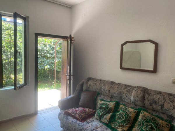 Tirane, jepet me qera shtepi 1+1+Ballkon Kati 0, 65 m² 300 € (ne rrugen Jordan Misja Tirane.)
