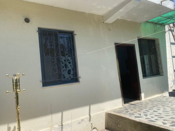 Tirane, jepet me qera shtepi 1+1+Ballkon Kati 0, 65 m² 300 € (ne rrugen Jordan Misja Tirane.)