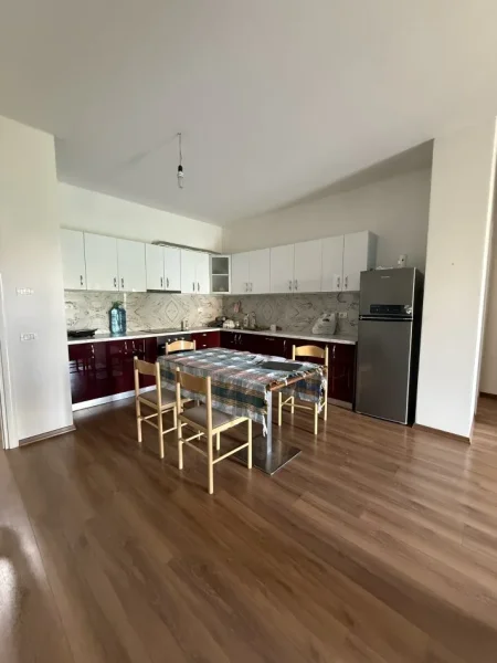 Tirane, jepet me qera apartament 2+1 Kati 5, 129 m² 600 € (Ish Fusha E Aviacionit Kompleksi Green City)