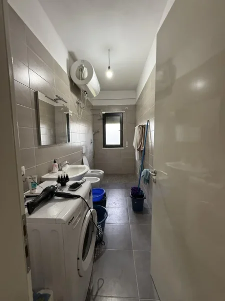 Tirane, jepet me qera apartament 2+1 Kati 5, 129 m² 600 € (Ish Fusha E Aviacionit Kompleksi Green City)