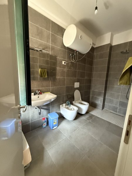 Tirane, jepet me qera apartament 2+1 Kati 5, 129 m² 600 € (Ish Fusha E Aviacionit Kompleksi Green City)