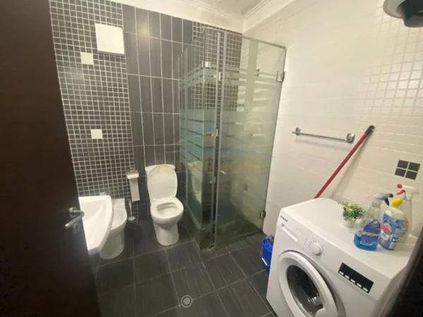 Tirane, jepet me qera apartament 2+1 Kati 2, 110 m² 700 € 