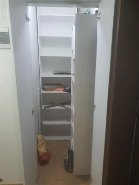 Tirane, jepet me qera apartament 2+1 , 80 m² 700 € (Sheshi Willson, prane shkolles Petronini)