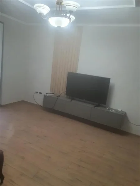 Tirane, jepet me qera apartament 2+1 , 80 m² 700 € (Sheshi Willson, prane shkolles Petronini)