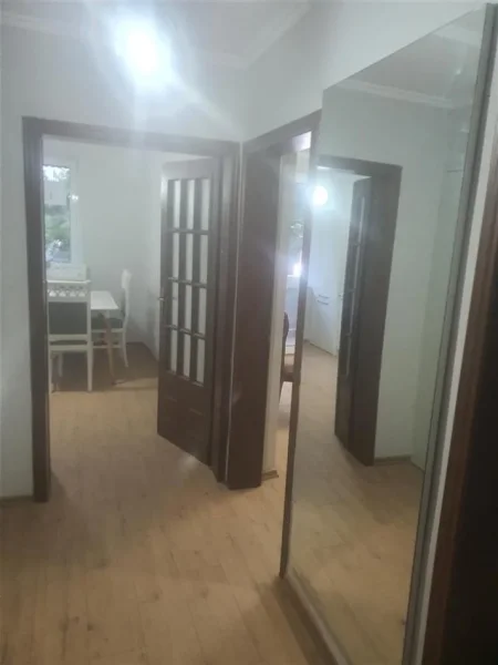 Tirane, jepet me qera apartament 2+1 , 80 m² 700 € (Sheshi Willson, prane shkolles Petronini)