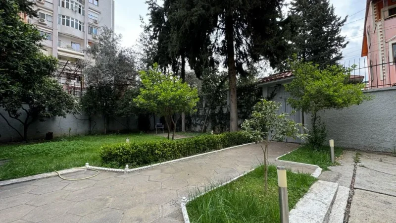 Tirane, jepet me qera Vile 3+1+Ballkon Kati 0, 500 m² 2.600 € (Selite)